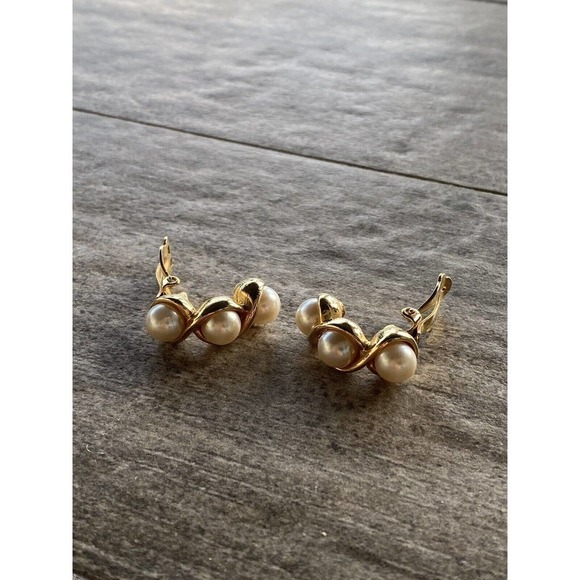 Vintage Clip Ons Earrings Three Faux Pearls Gold Tone Estate - Picture 10 of 12